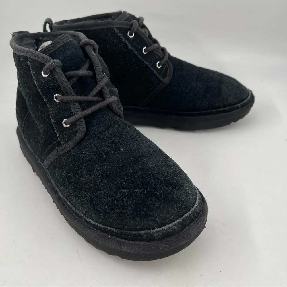 Ugg Unisex Kids Neumel II- SZ 6 -Black Suede‎ Lace-Up Sherpa Lined Chukka Boot